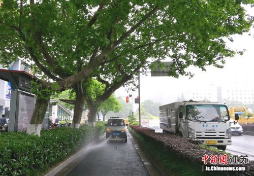 南京玄武城管開展中央路環境衛生專項提升行動